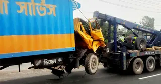 টাঙ্গাইলে দাঁড়িয়ে থাকা ট্রাকে কাভার্ডভ্যানের ধাক্কা, চালক নিহত